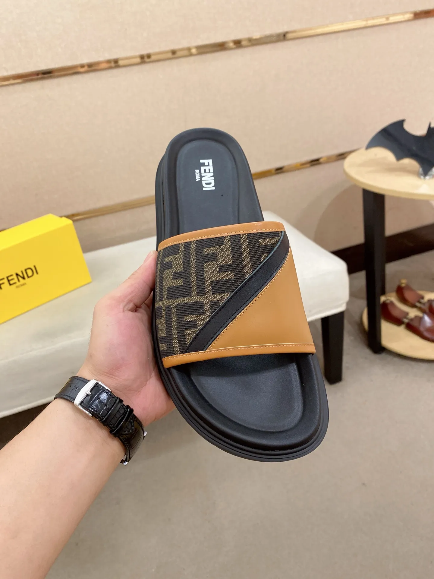 Factory price: 320💰 [Fendi Slippers] High-end brand of men's shoes, official website 1:1 latest masterpiece: original mold customization, the fabric is made of imported original materials, upgraded outsole, lighter and non-slip. The market's top quality, simple yet tasteful, a must-have for fashionistas, fashionable at your feet, full of confidence, the same style at the counter 👍The season of summer slippers is here. Code: 38-44 (45 is custom-made and cannot be returned or exchanged)